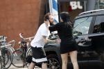 Amsterdam Vinkeveen 20 juni 2017
Roxeanne Hazes brengt haar verloofde Erik Zwennes naar het station. Roxeanne draagt een T shirt met dochter van Dre opschrift.