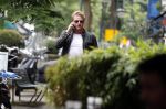 Amsterdam 28 juni 2017 
Thomas Berge bellend op straat