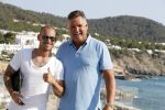 ibiza 23 juni 2017
Opening restarant club Xaxa van Wesley Sneijder en zijn vrouw Yolanthe Sneijder Cabau op eht strand van Cala Tarida. Wesley met zijn compagnon Will v d Kaaij