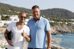 ibiza 23 juni 2017
Opening restarant club Xaxa van Wesley Sneijder en zijn vrouw Yolanthe Sneijder Cabau op eht strand van Cala Tarida. Wesley met zijn compagnon Will v d Kaaij