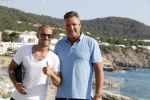 ibiza 23 juni 2017
Opening restarant club Xaxa van Wesley Sneijder en zijn vrouw Yolanthe Sneijder Cabau op eht strand van Cala Tarida. Wesley met zijn compagnon Will v d Kaaij