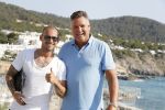 ibiza 23 juni 2017
Opening restarant club Xaxa van EWesley Sneijder en zijn vrouw Yolanthe Sneijder Cabau op eht strand van Cala Tarida. Wesley met compagnon William Kaay