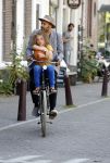 Amsterdam 12 juli 2018
Alain Clark met zijn zoontje op de fiets.