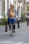 Amsterdam 12 juli 2018
Alain Clark met zijn zoontje op de fiets.