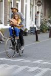 Amsterdam 12 juli 2018
Alain Clark met zijn zoontje op de fiets.