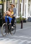 Amsterdam 12 juli 2018
Alain Clark met zijn zoontje op de fiets.