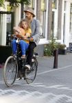 Amsterdam 12 juli 2018
Alain Clark met zijn zoontje op de fiets.