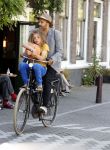 Amsterdam 12 juli 2018
Alain Clark met zijn zoontje op de fiets.
