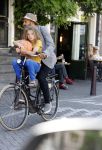 Amsterdam 12 juli 2018
Alain Clark met zijn zoontje op de fiets.