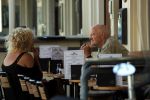 Amsterdam 5 juli 2018
Arnold Karskens met een vrouw op terras in Amsterdam zuid.