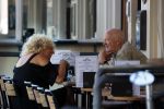 Amsterdam 5 juli 2018
Arnold Karskens met een vrouw op terras in Amsterdam zuid.