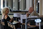 Amsterdam 5 juli 2018
Arnold Karskens met een vrouw op terras in Amsterdam zuid.