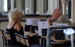 Amsterdam 5 juli 2018
Arnold Karskens met een vrouw op terras in Amsterdam zuid.