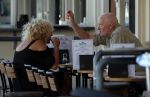 Amsterdam 5 juli 2018
Arnold Karskens met een vrouw op terras in Amsterdam zuid.