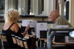 Amsterdam 5 juli 2018
Arnold Karskens met een vrouw op terras in Amsterdam zuid.