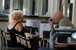 Amsterdam 5 juli 2018
Arnold Karskens met een vrouw op terras in Amsterdam zuid.