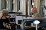 Amsterdam 5 juli 2018
Arnold Karskens met een vrouw op terras in Amsterdam zuid.
