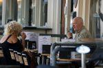 Amsterdam 5 juli 2018
Arnold Karskens met een vrouw op terras in Amsterdam zuid.