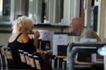 Amsterdam 5 juli 2018
Arnold Karskens met een vrouw op terras in Amsterdam zuid.