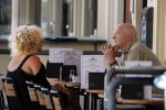 Amsterdam 5 juli 2018
Arnold Karskens met een vrouw op terras in Amsterdam zuid.