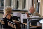Amsterdam 5 juli 2018
Arnold Karskens met een vrouw op terras in Amsterdam zuid.