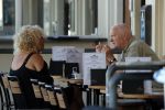 Amsterdam 5 juli 2018
Arnold Karskens met een vrouw op terras in Amsterdam zuid.