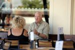 Amsterdam 5 juli 2018
Arnold Karskens met een vrouw op terras in Amsterdam zuid.