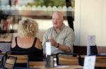 Amsterdam 5 juli 2018
Arnold Karskens met een vrouw op terras in Amsterdam zuid.
