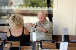 Amsterdam 5 juli 2018
Arnold Karskens met een vrouw op terras in Amsterdam zuid.