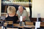 Amsterdam 5 juli 2018
Arnold Karskens met een vrouw op terras in Amsterdam zuid.
