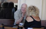 Amsterdam 5 juli 2018
Arnold Karskens met een vrouw op terras in Amsterdam zuid.