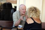 Amsterdam 5 juli 2018
Arnold Karskens met een vrouw op terras in Amsterdam zuid.