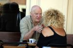 Amsterdam 5 juli 2018
Arnold Karskens met een vrouw op terras in Amsterdam zuid.