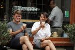 Amsterdam 22 juli 2018
Beau v Erven Dorens en zijn vrouw Selly drinken koffietje op de utrechtsestraat.