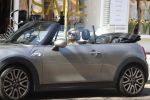 Amsterdam 18 april 2018
Bridget Maasland in haar mini cooper cabrio in Amsterdam zuid.