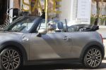Amsterdam 18 april 2018
Bridget Maasland in haar mini cooper cabrio in Amsterdam zuid.