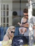 Amsterdam 17 juli 2018
Chantal janzen met man Marco Geeratz en hun zoontje op etrras en achter de kinderwagen.