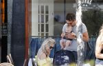 Amsterdam 17 juli 2018
Chantal janzen met man Marco Geeratz en hun zoontje op etrras en achter de kinderwagen.