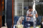 Amsterdam 17 juli 2018
Chantal janzen met man Marco Geeratz en hun zoontje op etrras en achter de kinderwagen.