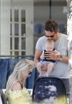 Amsterdam 17 juli 2018
Chantal janzen met man Marco Geeratz en hun zoontje op etrras en achter de kinderwagen.