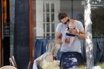 Amsterdam 17 juli 2018
Chantal janzen met man Marco Geeratz en hun zoontje op etrras en achter de kinderwagen.