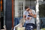 Amsterdam 17 juli 2018
Chantal janzen met man Marco Geeratz en hun zoontje op etrras en achter de kinderwagen.
