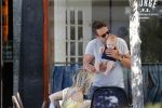 Amsterdam 17 juli 2018
Chantal janzen met man Marco Geeratz en hun zoontje op etrras en achter de kinderwagen.