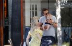 Amsterdam 17 juli 2018
Chantal janzen met man Marco Geeratz en hun zoontje op etrras en achter de kinderwagen.
