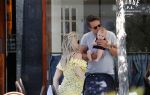 Amsterdam 17 juli 2018
Chantal janzen met man Marco Geeratz en hun zoontje op etrras en achter de kinderwagen.