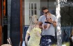 Amsterdam 17 juli 2018
Chantal janzen met man Marco Geeratz en hun zoontje op etrras en achter de kinderwagen.