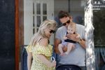 Amsterdam 17 juli 2018
Chantal janzen met man Marco Geeratz en hun zoontje op etrras en achter de kinderwagen.