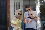 Amsterdam 17 juli 2018
Chantal janzen met man Marco Geeratz en hun zoontje op etrras en achter de kinderwagen.