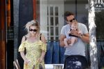 Amsterdam 17 juli 2018
Chantal janzen met man Marco Geeratz en hun zoontje op etrras en achter de kinderwagen.