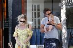 Amsterdam 17 juli 2018
Chantal janzen met man Marco Geeratz en hun zoontje op etrras en achter de kinderwagen.
